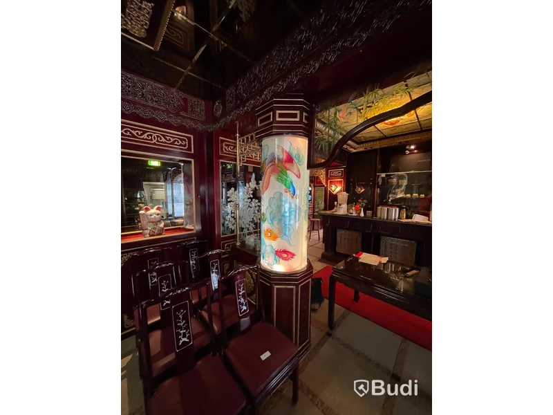 Alla väggpaneler och takpaneler i hela lokalen. Klassisk asiatisk inredning. Hela restaurangen designad av Taiwanesisk inredningsdesigner. Tillverkad i Kina. Monterad på plats. Glasmålningar och etsningar m.m. Måste ses