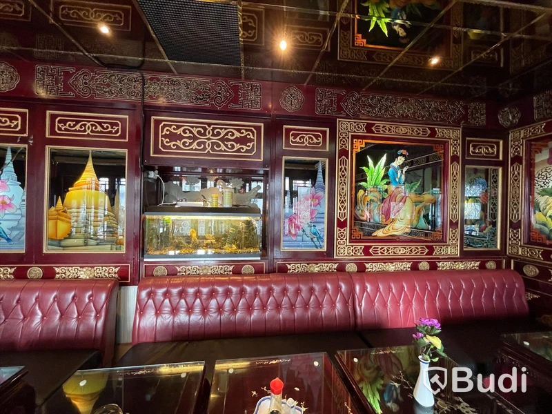 Alla väggpaneler och takpaneler i hela lokalen. Klassisk asiatisk inredning. Hela restaurangen designad av Taiwanesisk inredningsdesigner. Tillverkad i Kina. Monterad på plats. Glasmålningar och etsningar m.m. Måste ses