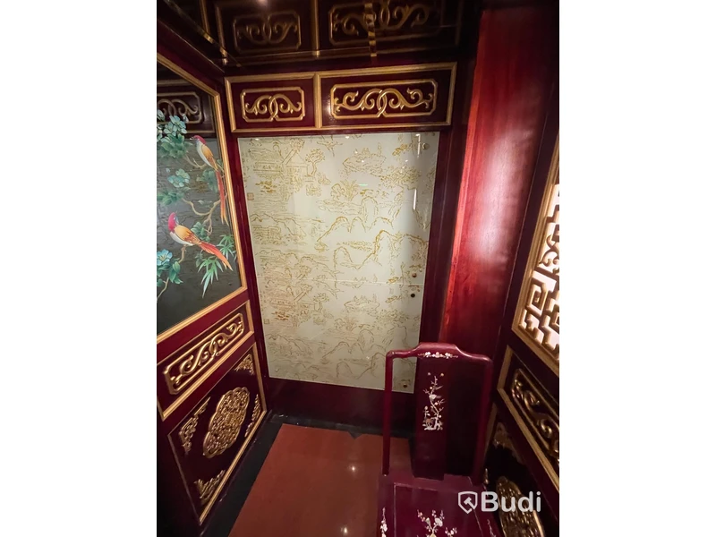Alla väggpaneler och takpaneler i hela lokalen. Klassisk asiatisk inredning. Hela restaurangen designad av Taiwanesisk inredningsdesigner. Tillverkad i Kina. Monterad på plats. Glasmålningar och etsningar m.m. Måste ses