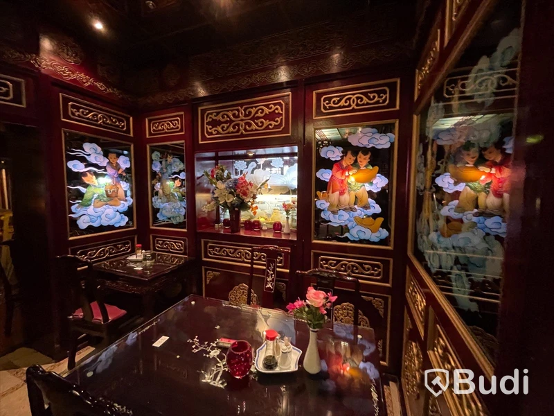 Alla väggpaneler och takpaneler i hela lokalen. Klassisk asiatisk inredning. Hela restaurangen designad av Taiwanesisk inredningsdesigner. Tillverkad i Kina. Monterad på plats. Glasmålningar och etsningar m.m. Måste ses
