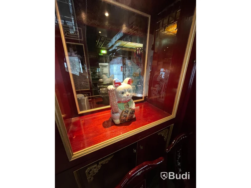 Alla väggpaneler och takpaneler i hela lokalen. Klassisk asiatisk inredning. Hela restaurangen designad av Taiwanesisk inredningsdesigner. Tillverkad i Kina. Monterad på plats. Glasmålningar och etsningar m.m. Måste ses