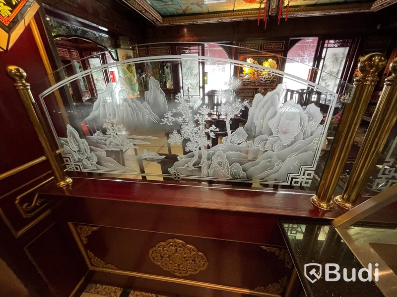 Alla väggpaneler och takpaneler i hela lokalen. Klassisk asiatisk inredning. Hela restaurangen designad av Taiwanesisk inredningsdesigner. Tillverkad i Kina. Monterad på plats. Glasmålningar och etsningar m.m. Måste ses