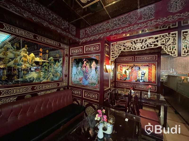 Alla väggpaneler och takpaneler i hela lokalen. Klassisk asiatisk inredning. Hela restaurangen designad av Taiwanesisk inredningsdesigner. Tillverkad i Kina. Monterad på plats. Glasmålningar och etsningar m.m. Måste ses