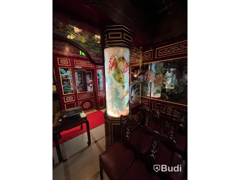 Alla väggpaneler och takpaneler i hela lokalen. Klassisk asiatisk inredning. Hela restaurangen designad av Taiwanesisk inredningsdesigner. Tillverkad i Kina. Monterad på plats. Glasmålningar och etsningar m.m. Måste ses