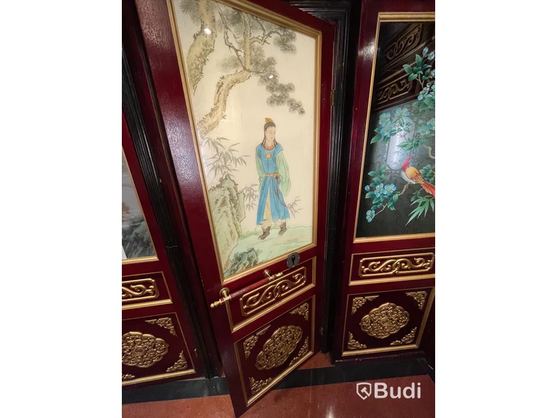 Alla väggpaneler och takpaneler i hela lokalen. Klassisk asiatisk inredning. Hela restaurangen designad av Taiwanesisk inredningsdesigner. Tillverkad i Kina. Monterad på plats. Glasmålningar och etsningar m.m. Måste ses