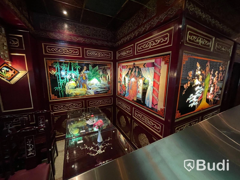 Alla väggpaneler och takpaneler i hela lokalen. Klassisk asiatisk inredning. Hela restaurangen designad av Taiwanesisk inredningsdesigner. Tillverkad i Kina. Monterad på plats. Glasmålningar och etsningar m.m. Måste ses