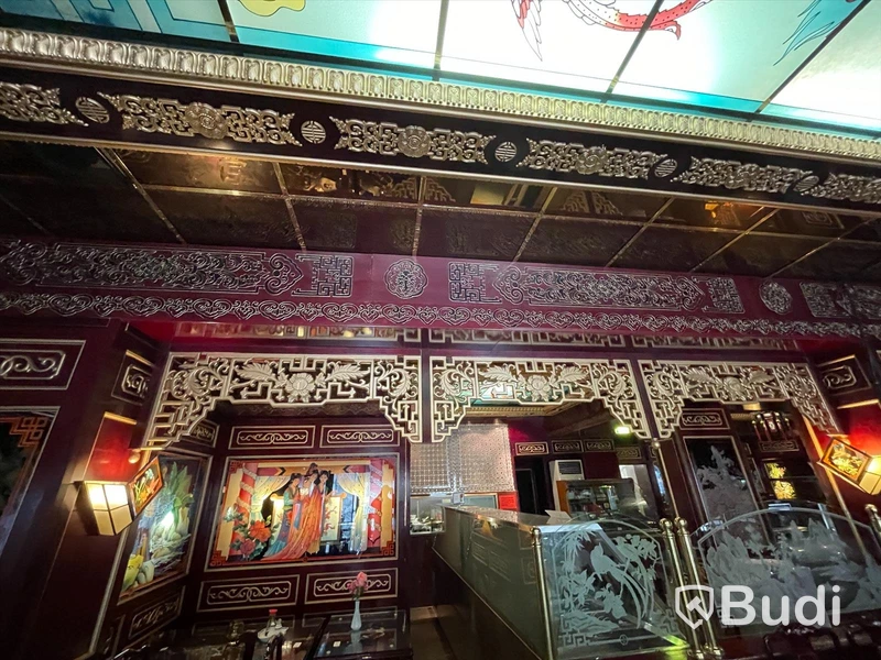 Alla väggpaneler och takpaneler i hela lokalen. Klassisk asiatisk inredning. Hela restaurangen designad av Taiwanesisk inredningsdesigner. Tillverkad i Kina. Monterad på plats. Glasmålningar och etsningar m.m. Måste ses