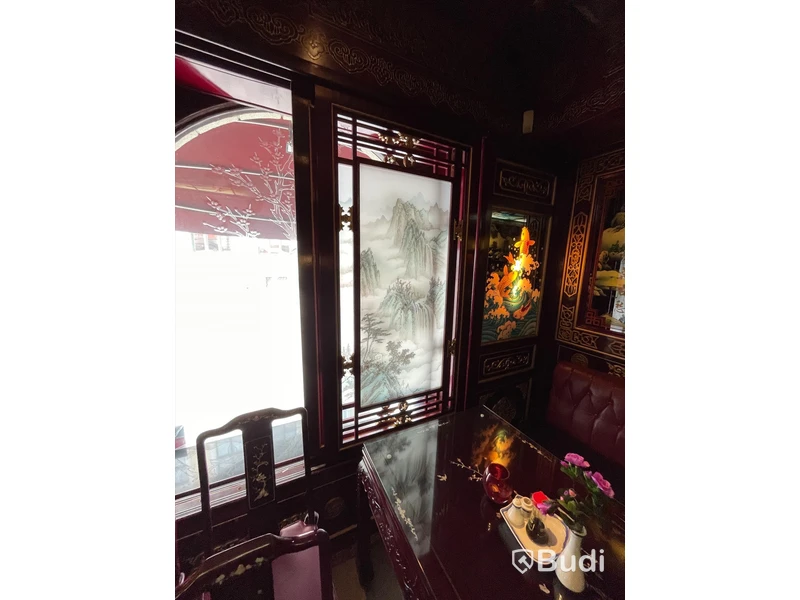 Alla väggpaneler och takpaneler i hela lokalen. Klassisk asiatisk inredning. Hela restaurangen designad av Taiwanesisk inredningsdesigner. Tillverkad i Kina. Monterad på plats. Glasmålningar och etsningar m.m. Måste ses