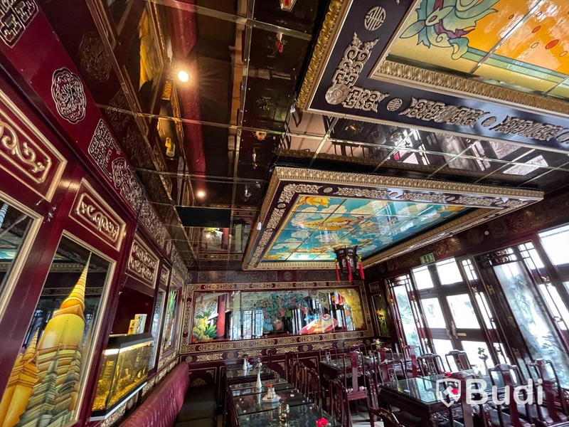 Alla väggpaneler och takpaneler i hela lokalen. Klassisk asiatisk inredning. Hela restaurangen designad av Taiwanesisk inredningsdesigner. Tillverkad i Kina. Monterad på plats. Glasmålningar och etsningar m.m. Måste ses