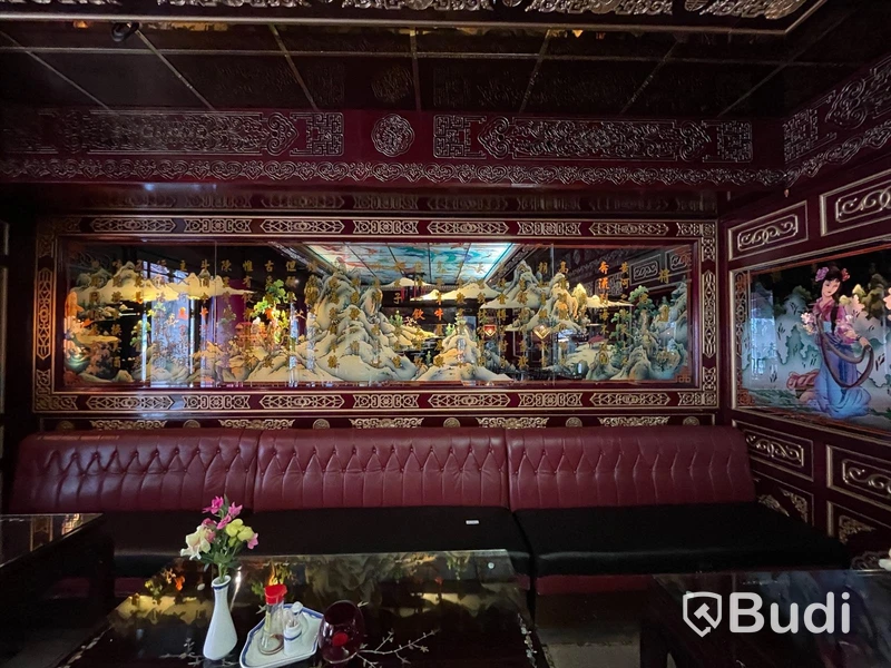 Alla väggpaneler och takpaneler i hela lokalen. Klassisk asiatisk inredning. Hela restaurangen designad av Taiwanesisk inredningsdesigner. Tillverkad i Kina. Monterad på plats. Glasmålningar och etsningar m.m. Måste ses