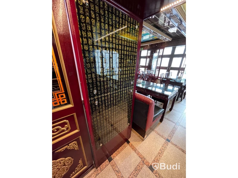 Alla väggpaneler och takpaneler i hela lokalen. Klassisk asiatisk inredning. Hela restaurangen designad av Taiwanesisk inredningsdesigner. Tillverkad i Kina. Monterad på plats. Glasmålningar och etsningar m.m. Måste ses