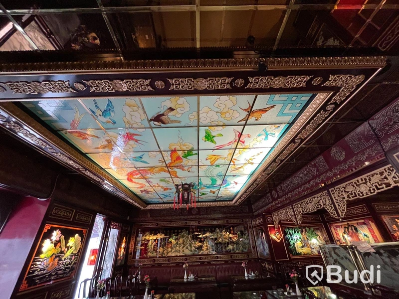 Alla väggpaneler och takpaneler i hela lokalen. Klassisk asiatisk inredning. Hela restaurangen designad av Taiwanesisk inredningsdesigner. Tillverkad i Kina. Monterad på plats. Glasmålningar och etsningar m.m. Måste ses