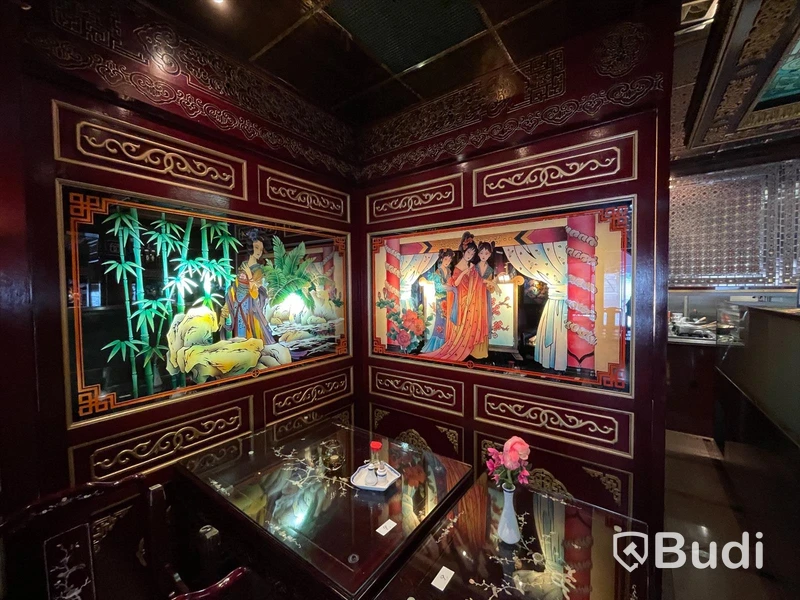 Alla väggpaneler och takpaneler i hela lokalen. Klassisk asiatisk inredning. Hela restaurangen designad av Taiwanesisk inredningsdesigner. Tillverkad i Kina. Monterad på plats. Glasmålningar och etsningar m.m. Måste ses