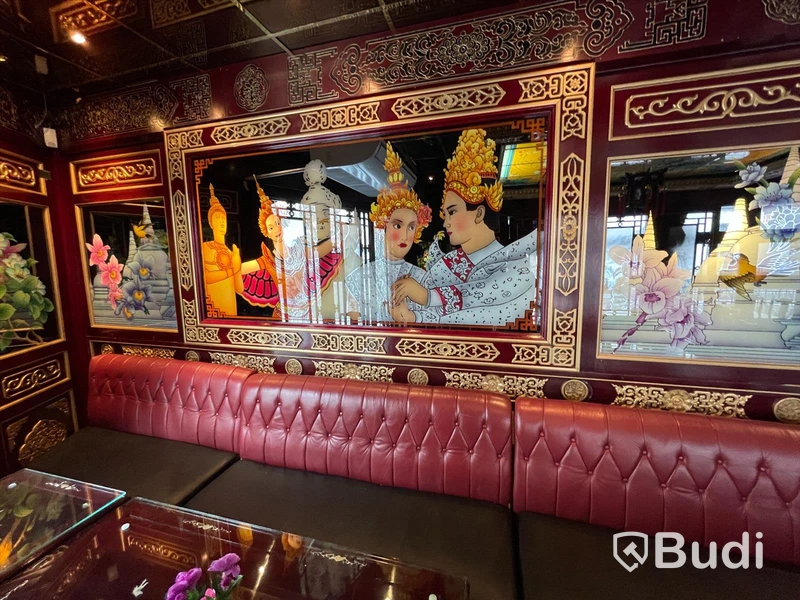 Alla väggpaneler och takpaneler i hela lokalen. Klassisk asiatisk inredning. Hela restaurangen designad av Taiwanesisk inredningsdesigner. Tillverkad i Kina. Monterad på plats. Glasmålningar och etsningar m.m. Måste ses