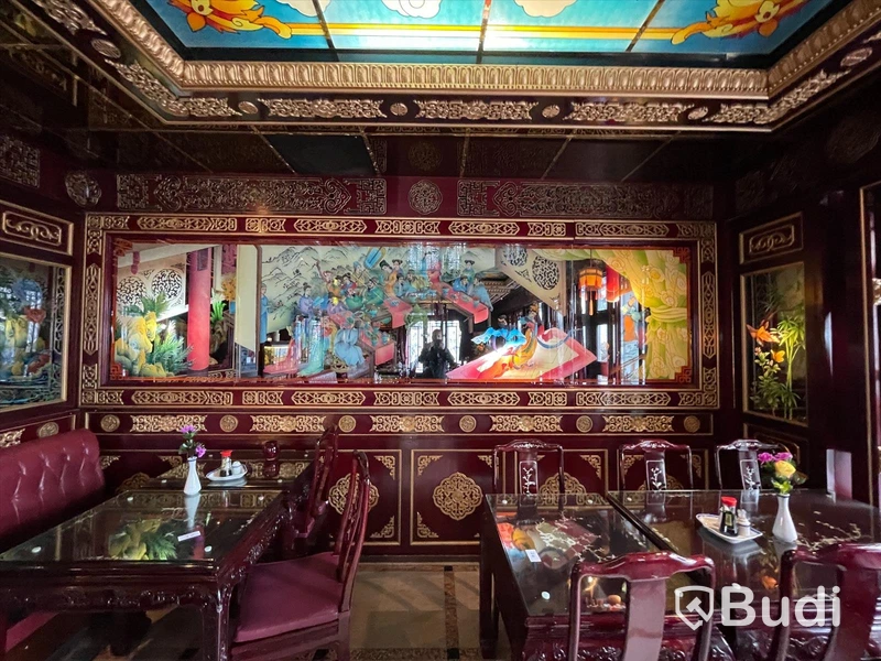 Alla väggpaneler och takpaneler i hela lokalen. Klassisk asiatisk inredning. Hela restaurangen designad av Taiwanesisk inredningsdesigner. Tillverkad i Kina. Monterad på plats. Glasmålningar och etsningar m.m. Måste ses