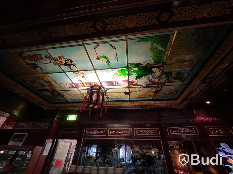 Alla väggpaneler och takpaneler i hela lokalen. Klassisk asiatisk inredning. Hela restaurangen designad av Taiwanesisk inredningsdesigner. Tillverkad i Kina. Monterad på plats. Glasmålningar och etsningar m.m. Måste ses