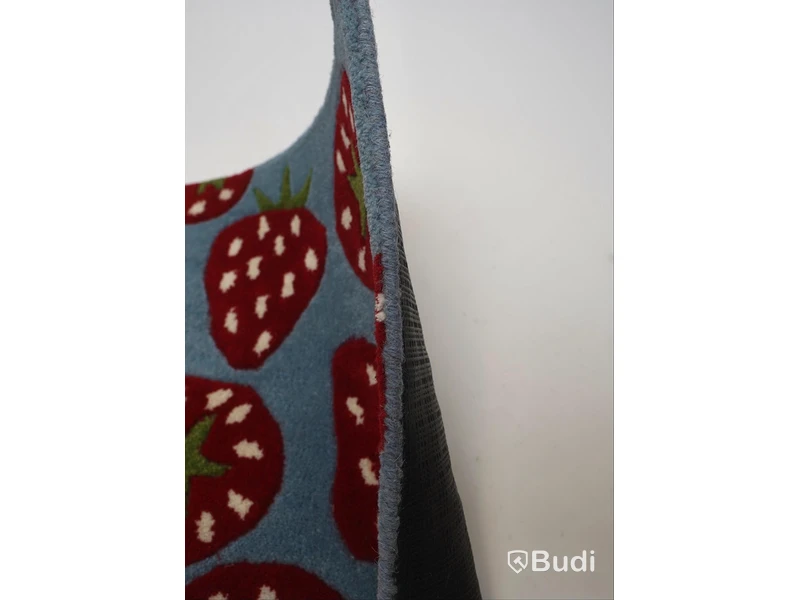 Jordgubbsmönstrad matta - 50 x 70 cm.