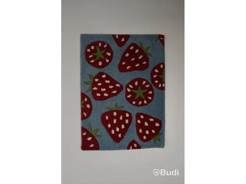 Jordgubbsmönstrad matta - 50 x 70 cm.