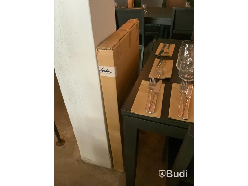 Matbord (140cm) som kan förlängas med iläggsskiva och 6 st stolar från Englesson.