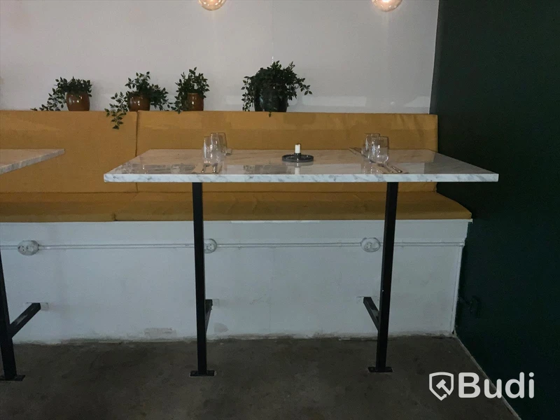 Barbord i marmor ink 4 st vattenglas, bestick och 2 st taklampor.