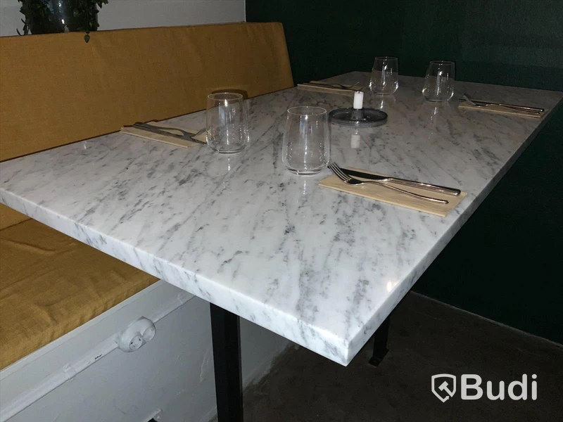 Barbord i marmor ink 4 st vattenglas, bestick och 2 st taklampor.