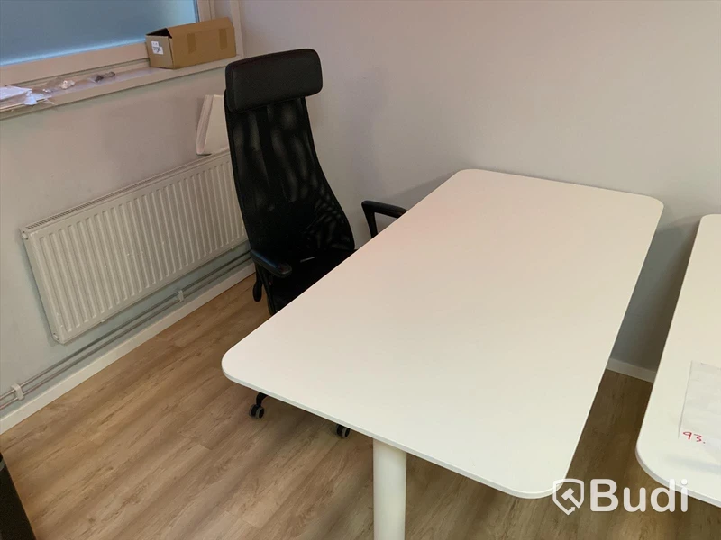 Elektriskt Skrivbord, kontorsstol och en hutch i förpackning.