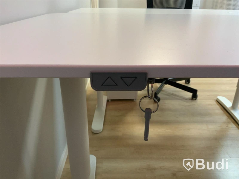 Elektriskt Skrivbord, kontorsstol och en hutch i förpackning.
