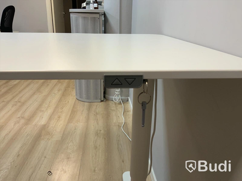 Elektriskt Skrivbord, kontorsstol och en hutch i förpackning.