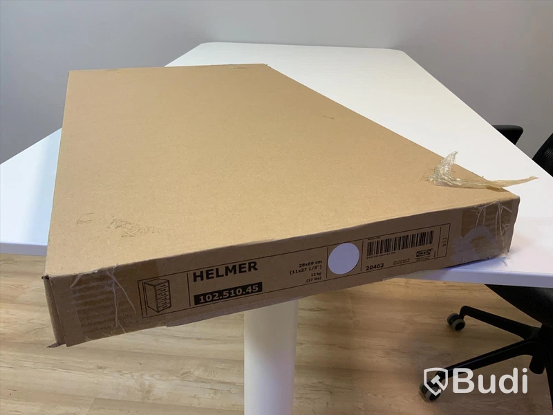 Elektriskt Skrivbord, kontorsstol och en hutch i förpackning.
