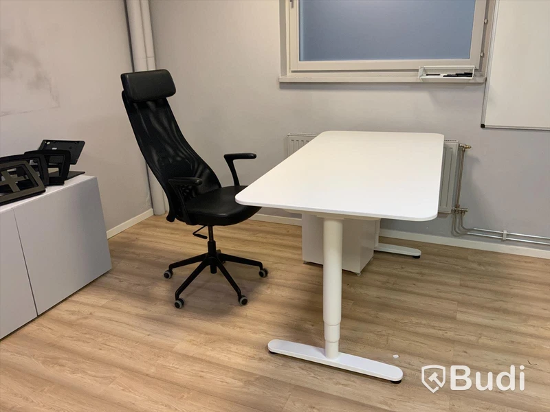 Elektriskt Skrivbord, kontorsstol och en hutch i förpackning.