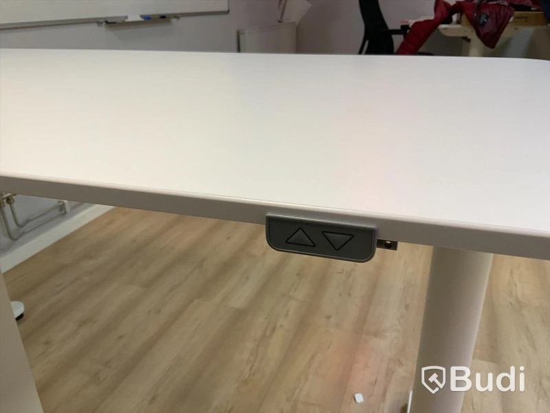 Elektriskt Skrivbord, kontorsstol och en hutch i förpackning.