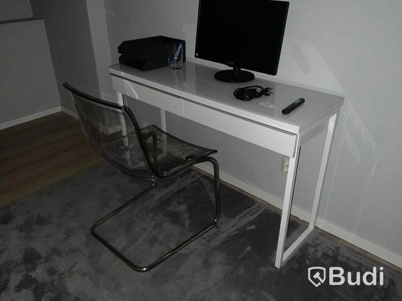 Skrivbord och stol. 120x40x75cm