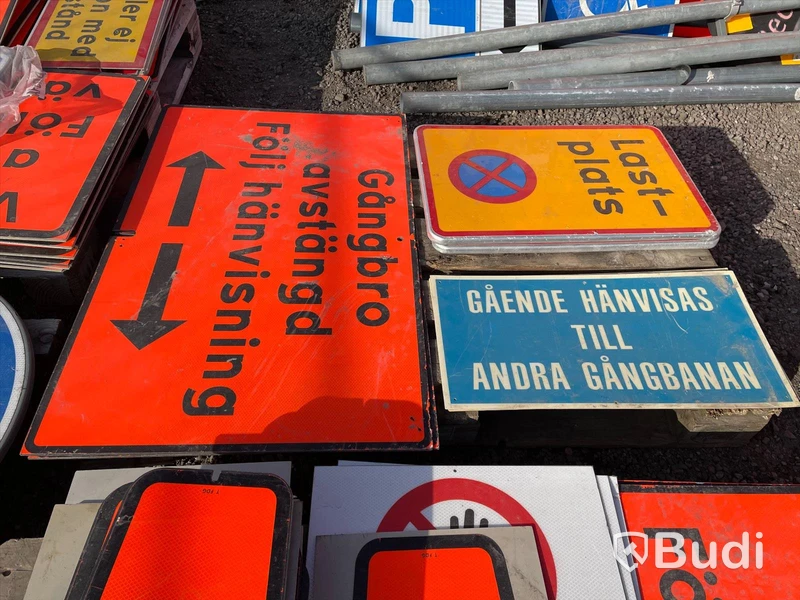 Stort parti med gatuskyltar, trafikkoner med gummifot, se alla bilder