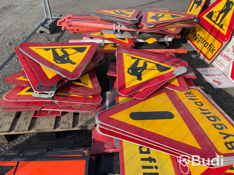 Stort parti med gatuskyltar, trafikkoner med gummifot, se alla bilder
