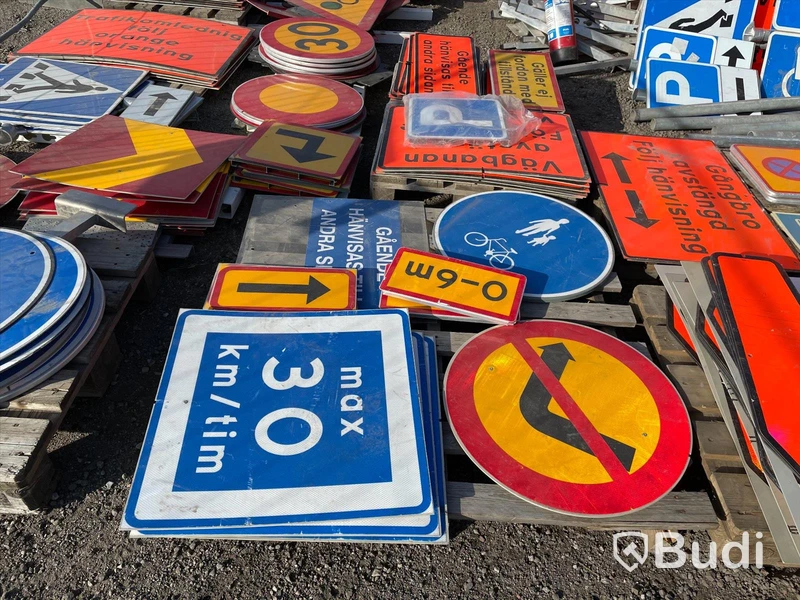 Stort parti med gatuskyltar, trafikkoner med gummifot, se alla bilder