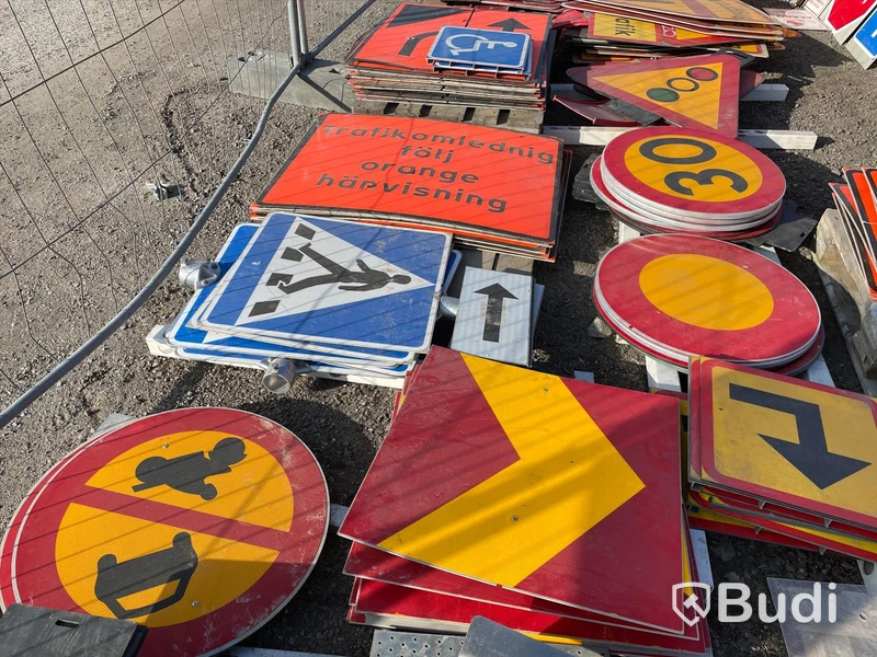 Stort parti med gatuskyltar, trafikkoner med gummifot, se alla bilder