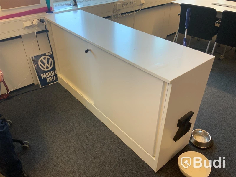 Edsbyn förvaringsskåp med skjutdörrar, obs lite vattenskadad upptill, 158 cm bred