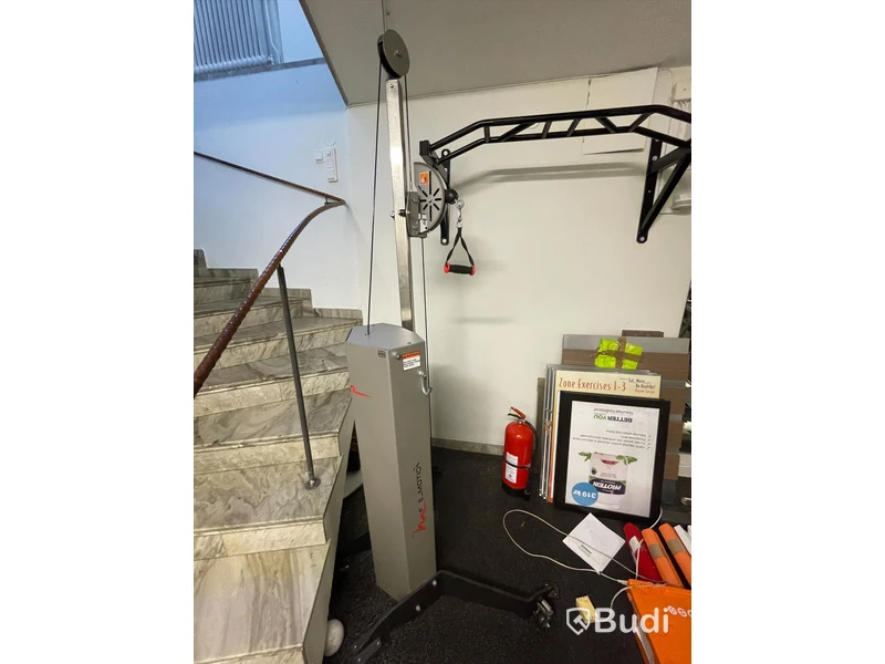 Dragmaskin med reglerbar höjd, viktmagasin upp till 50kg. Levererad av Eleiko