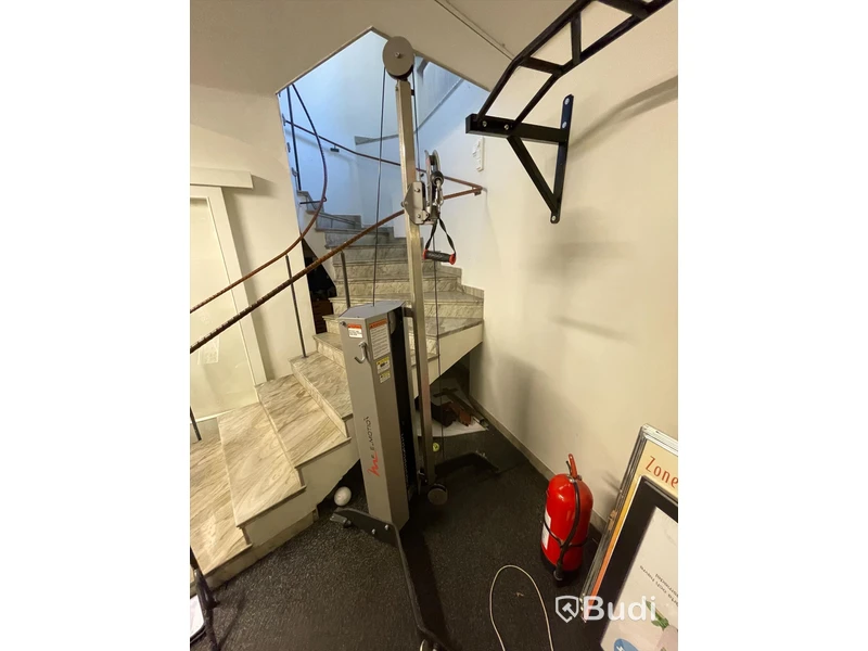 Dragmaskin med reglerbar höjd, viktmagasin upp till 50kg. Levererad av Eleiko