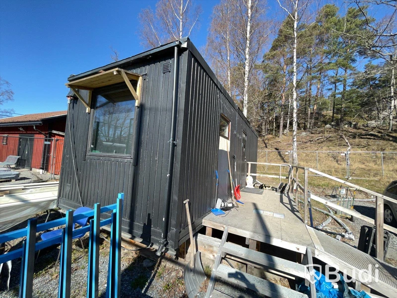 Manskapsbod med varmvattenberedare, omklädningsskåp och pentry