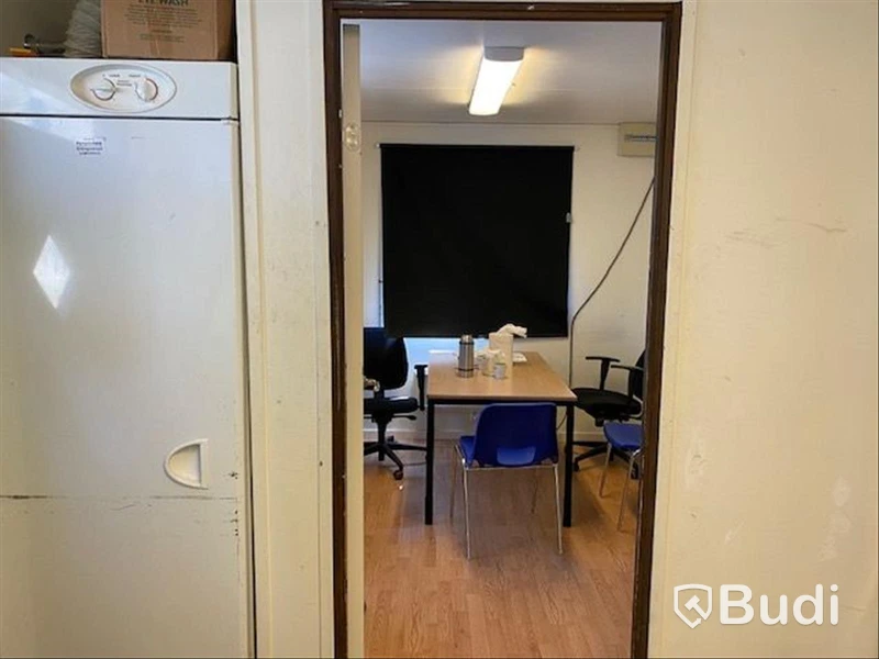 Manskapsbod med varmvattenberedare, omklädningsskåp och pentry