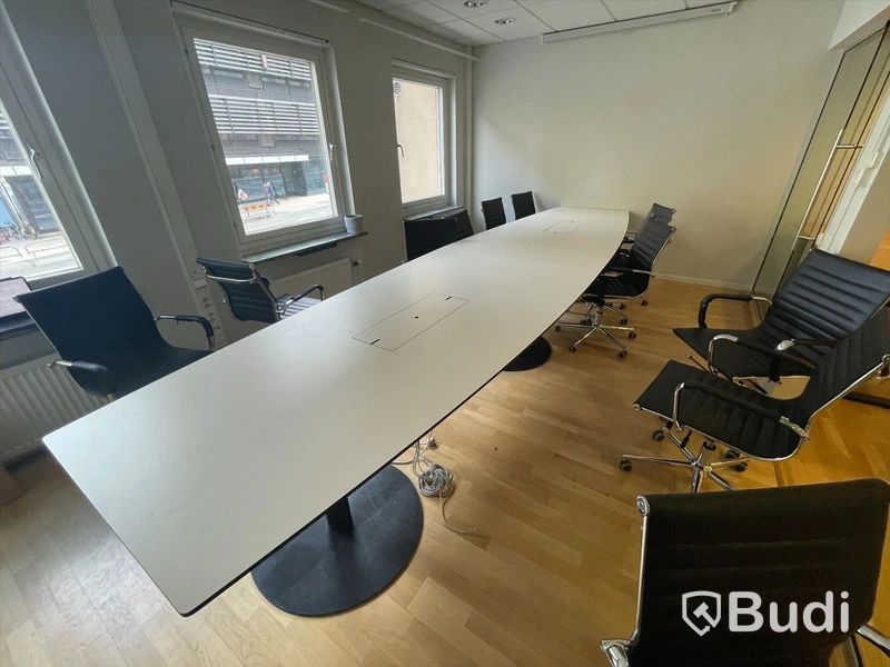 Större konferensbord i två delar med 3st ben. 2st kabelsänkor med täckbräda, Bredd på bredaste punkten 120cm, Total längd 480cm