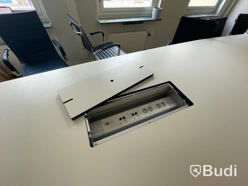 Större konferensbord i två delar med 3st ben. 2st kabelsänkor med täckbräda, Bredd på bredaste punkten 120cm, Total längd 480cm
