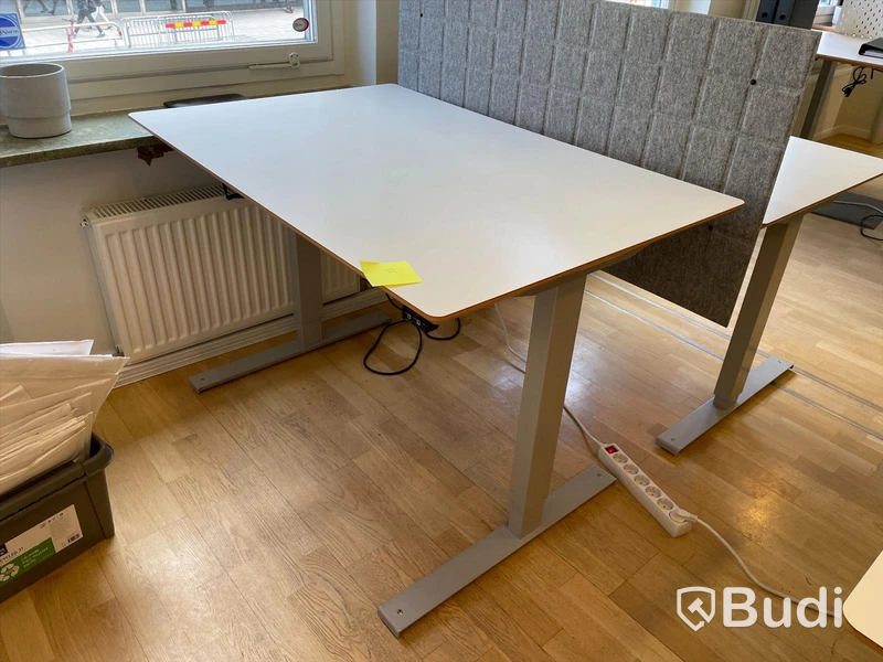 Elektriskt höj och sänkbart skrivbord 120x80 utanskärmvägg