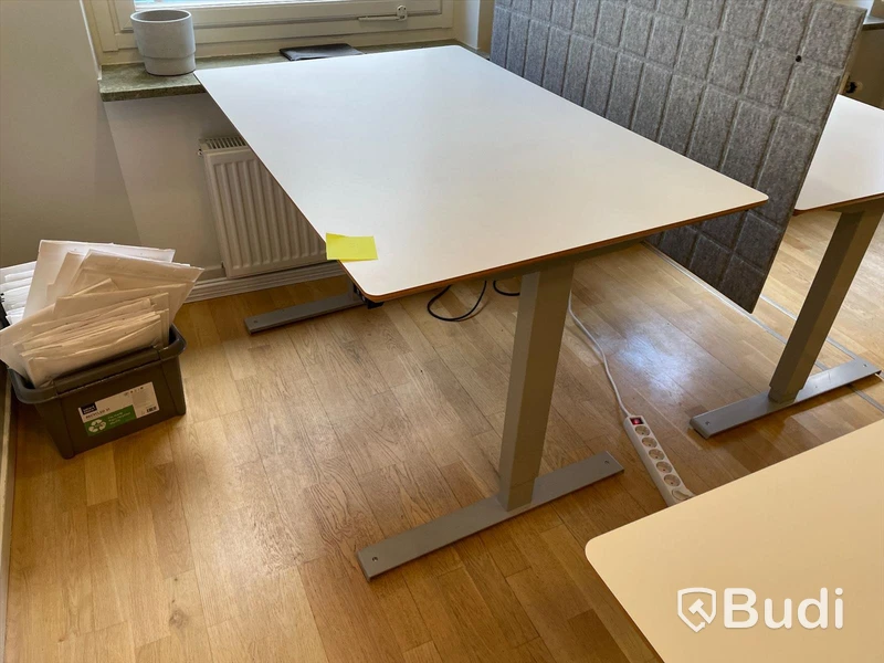 Elektriskt höj och sänkbart skrivbord 120x80 utanskärmvägg