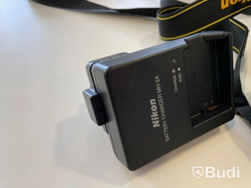 Nikon D5600 ink väska och laddare samt objektiv 18-55