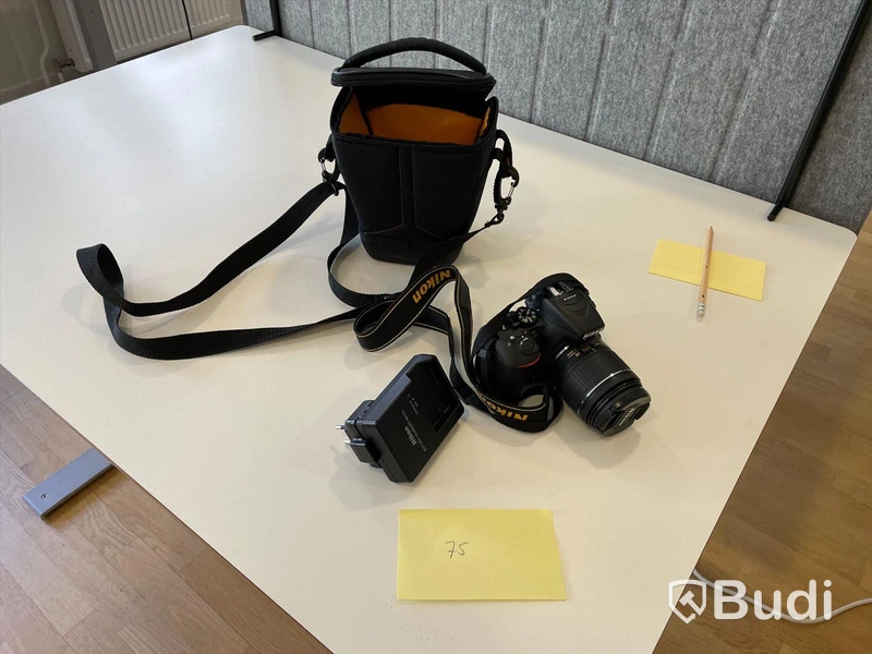 Nikon D5600 ink väska och laddare samt objektiv 18-55