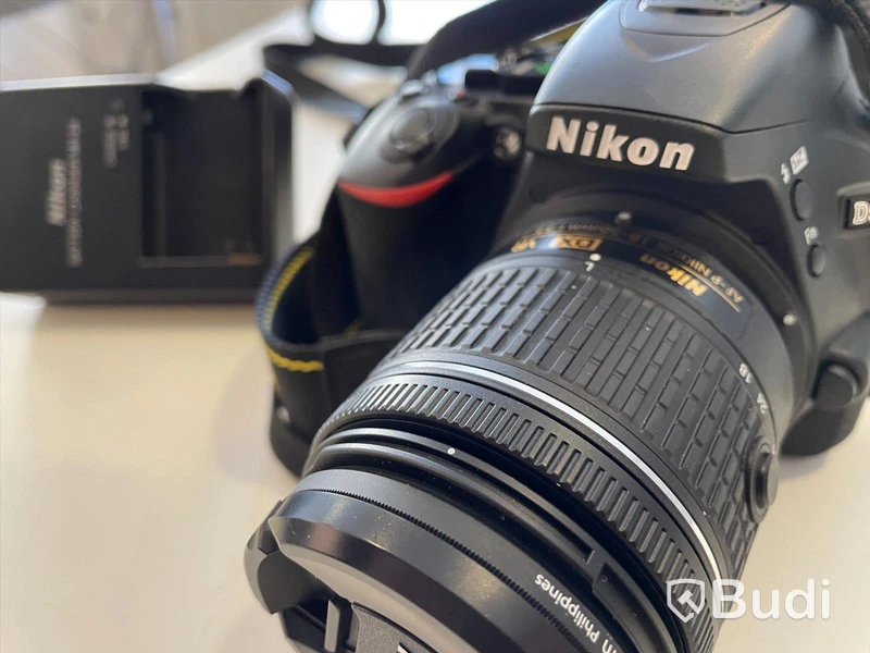 Nikon D5600 ink väska och laddare samt objektiv 18-55