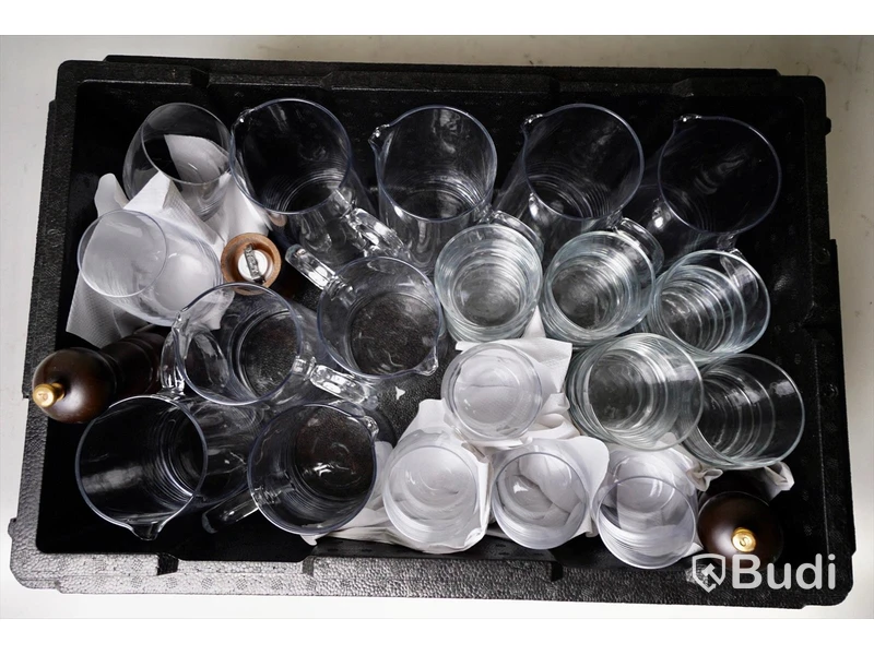 Diverse glas och tillbringare