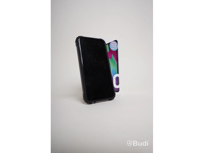 Samsung Galaxy A40 svart med stöttåligt skal